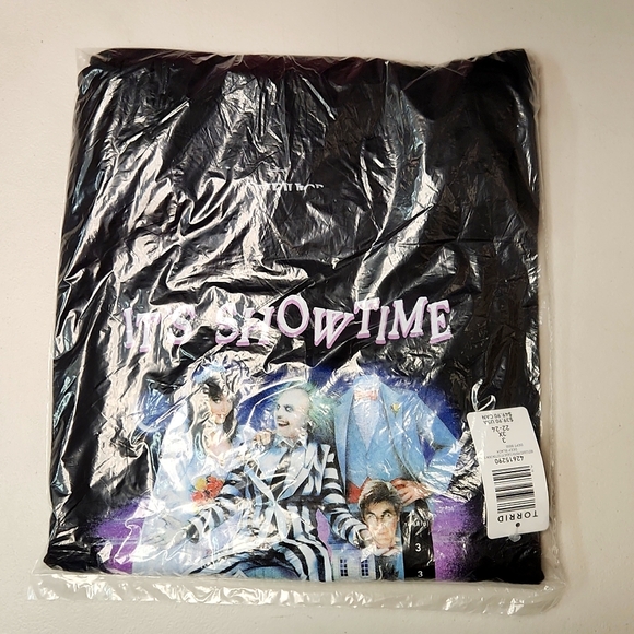 ❤️NWT VINTAGE TORRID BEETLEJUICE MOVIE TEE - ITS SHOWTIME - HALLOWEEN PLUS SIZE - Picture 6 of 14